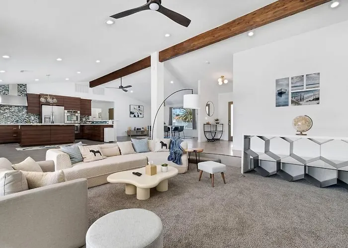 Prime Location! Hidden Oasis 4 Bedroom 10 Min To Strip